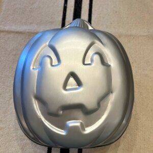 Wilton 2 Piece Stand Up Jack O Lantern Pumpkin Halloween 3D Baking Pan 1995